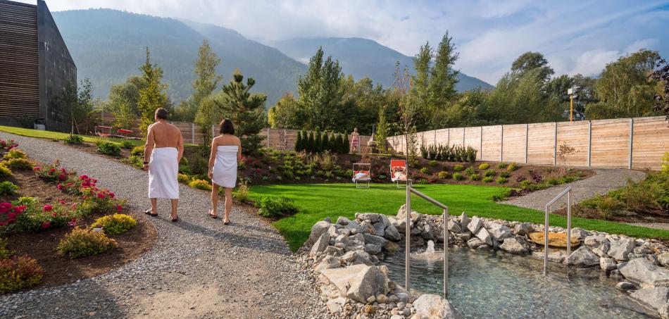 Erdsauna und Außenanlage im Sommer geöffnet