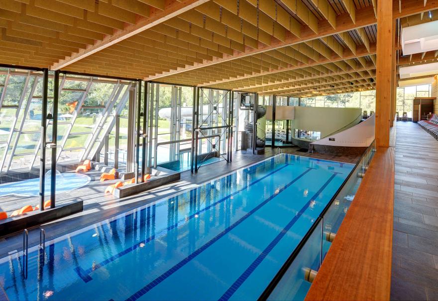 Piscina interna aperta